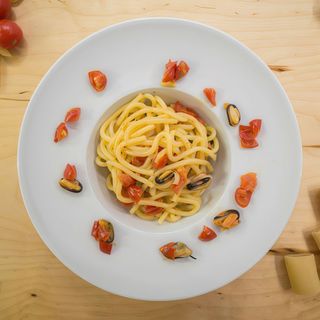 Spaghettoni con cozze e pomodorini freschi