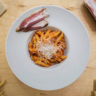 Penne all'amatriciana con guanciale di Norcia 