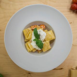 Paccheri con  burrata e pomodorini 