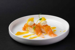 70. Nigiri mango - 2 pezzi