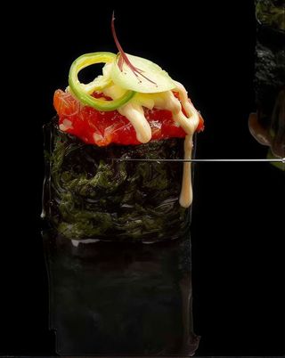 60. Gunkan spicy tuna