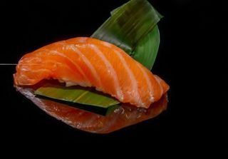 66. Nigiri sake salmone