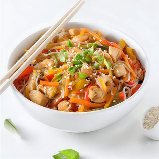 Spaghetti di riso con pollo