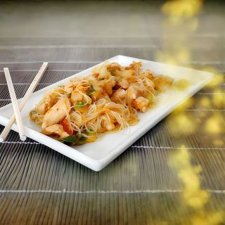 217 Spagheti di soia in succo con pollo piccante e verdure miste