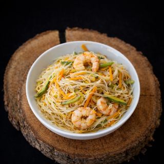 212 Spaghetti di riso con uovo, gamberi e verdure miste
