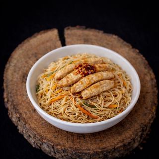 213 Spaghetti di riso con pollo piccante, uovo e verdure miste