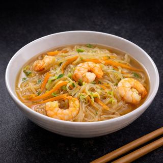 216 Spaghetti di soia in succo con gamberi e verdure miste