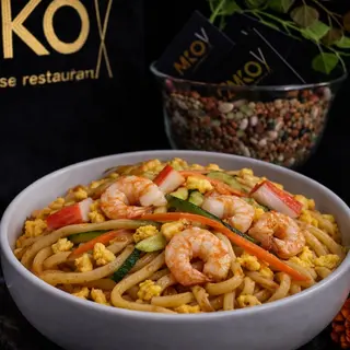 219 Udon con uova, gamberi e verdure miste