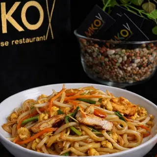 220 Udon con pollo piccante, uovo e verdure miste miste