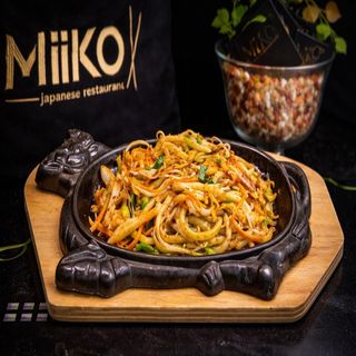 222 Udon piastra con gamberi uovo e verdure miste