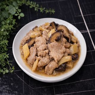 616. Maiale con funghi e bambu