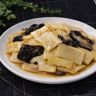 626 Bambu e funghi saltati in padella