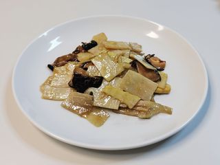 626 Bambu e funghi saltato in padella
