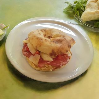 SAPORI DI PUGLIA: (Pomodorini, capocollo, caciocavallo, olio evo.)