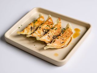 Dumplings (Ravioli) PIASTRATI con gamberi, bambù e cipolla - 4 pz