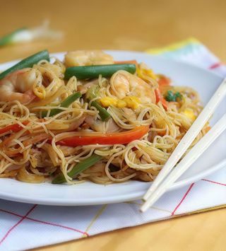 20 Spaghetti di riso con gamberi e verdure