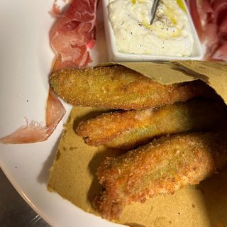 fiore fritto con spalla e scquaquerone
