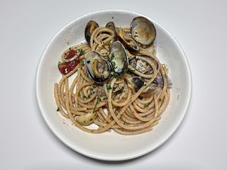 Spaghettone Fabbri con vongole veraci e pomodoricchio