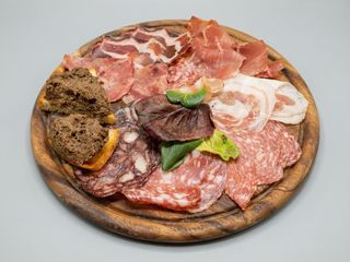 La selezione di salumi con crostini di fegatino