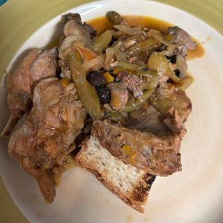 coniglio con le olive taggiasche e finocchietto