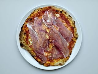 Pizza crudo o speck