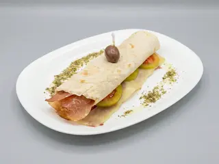 Piadina con Speck, hemmental, maionese, lattuga, pomodoro verde, sale e pepe