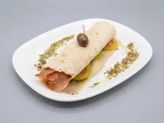 Piadina con Speck, hemmental, maionese, lattuga, pomodoro, sale e pepe