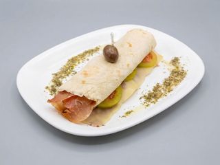 Piadina con Speck, hemmental, maionese, lattuga, pomodoro, sale e pepe