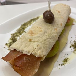 Piadina con Speck, hemmental, maionese, lattuga, pomodoro verde, sale e pepe