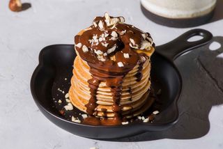 Pancake con Nutella e granella di nocciola