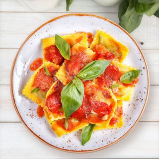 Ravioli di ricotta, limone e zafferano al sugo