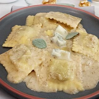 Ravioloni Castagna e Brandy al Gorgonzola e Noce Moscata