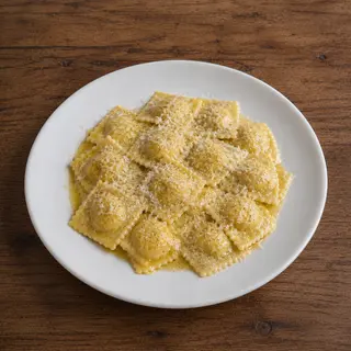 Ravioli ripieni di porchetta con olio tartufato e Parmigiano