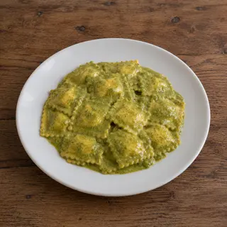 Ravioli ricotta e menta con crema di zucchine