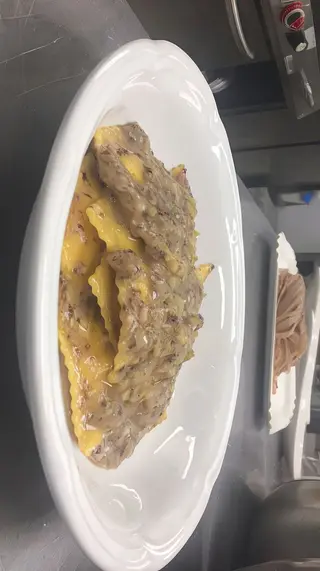 Ravioli di ricotta, limone e zafferano con pesto di radicchio e noci