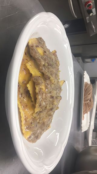 Ravioli di ricotta, limone e zafferano con pesto di radicchio e noci