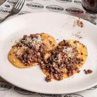 Ravioloni Castagna e Brandy al Ragù Bianco