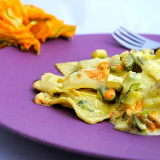 Raviolo Cacio e Pepe con Crema di Zucchine e Fiori di Zucca