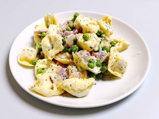 Tortellini panna, piselli e prosciutto