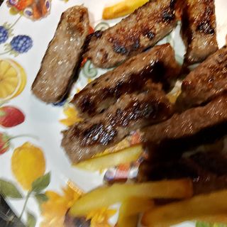 Cevapcici triestini con aiwar e cipolla caramellata