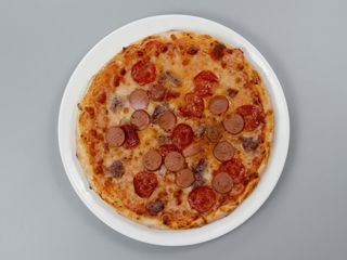 Pizza con würstel, salsiccia e pomodorini rossa