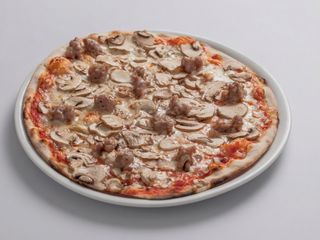 Pizza con salsiccia, funghi, peperoni e cipolla rossa