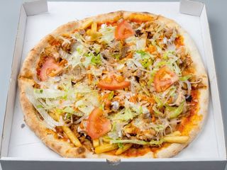 Pizza kebab con verdure fresche