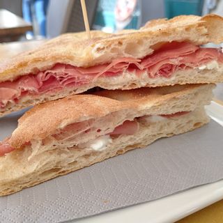 Focaccia con crudo e burrata