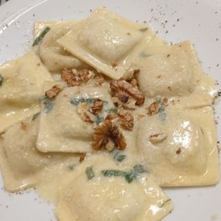 Ravioli Romeo al burro fuso e salvia con noci tritate