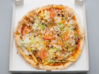 Pizza kebab con verdure fresche