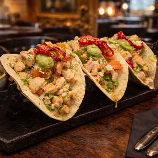 TACO DE POLLO/CHICKEN TACOS