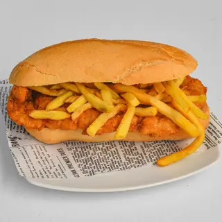 Panino con cotoletta di carne e patatine