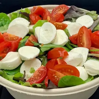 Insalata mista fresca con mozzarella grande