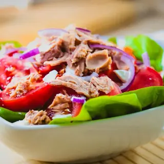 Insalata mista fresca con tonno grande